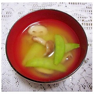 絹さやと椎茸の味噌汁